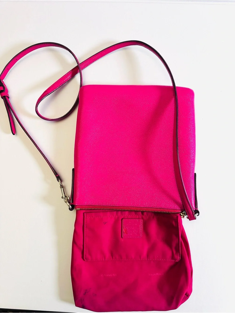 💖 COACH KITT MESSENGER CROSSBODY — BOLD PINK & CLASSIC COACH STYLE! 💖PREOWNED